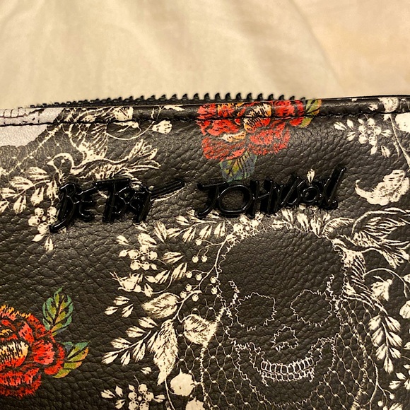 Betsy Johnson Zippered Wristlet Wallet, Black,  Skulls, Crowns & Flora, NEW - Picture 10 of 11